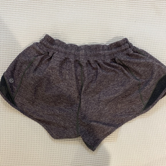 Lululemon Hotty-hot low-rise lined short 2.5” - Picture 2 of 3